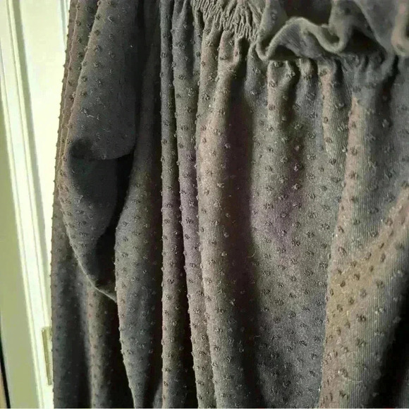 H&M on or off the Shoulder Blouse in Black with lovely detail to the fabric - Picture 2 of 6